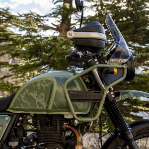 Image Photo de côté d'une moto Royal Enfield