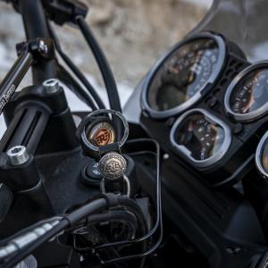 Image Photo du compteur d'une moto Himalayan