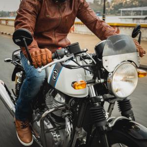 Image Photo de l'avant d'une moto Royal Enfield