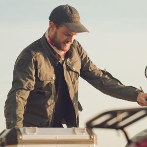 Image Photo d'un motard avec casquette et chemise Royal Enfield