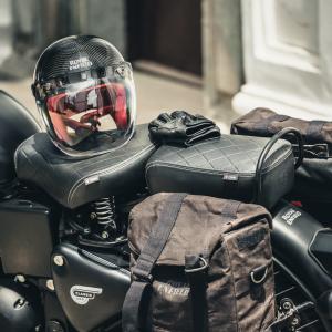 Image Photo d'une moto Royal Enfield avec sacoches et casque