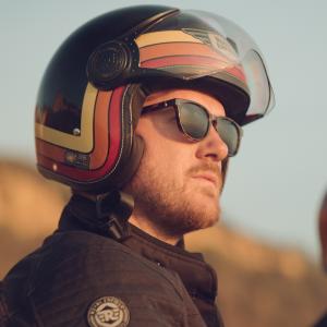 Image Photo d'un motard avec casque Royal Enfield