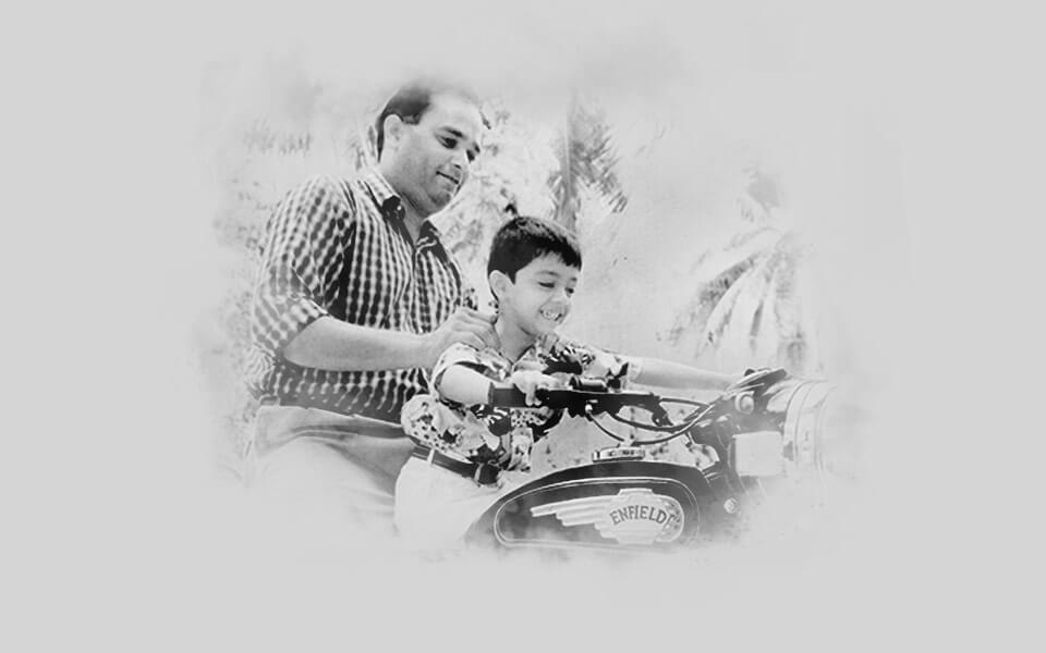 1994 - Enfield India est racheté et renommé Royal Enfield Motors Limited 1994 - Enfield India est racheté et renommé Royal Enfield Motors Limited